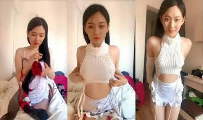 看起来很纯的妹子穿的衣服真骚，全程露脸在狼友的指挥下脱光光黑丝诱惑，跳蛋玩弄阴蒂道具抽插骚逼浪叫不止