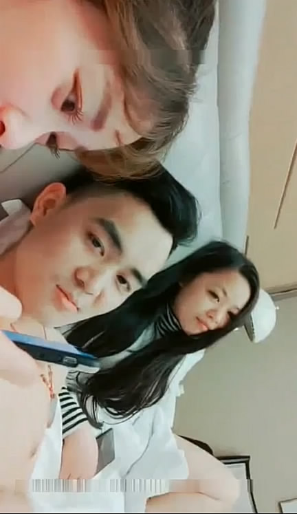 高颜值男主播包下五星套房双飞两大欲女人妻 激情3P互舔边操边直播直拍