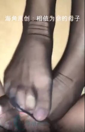 我媽在吃著瓜子看著劇的同時還跟我做著不可形容的事